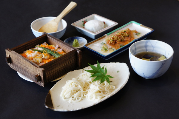 茗荷と茄子のつけ汁の冷麦と蒸し寿司